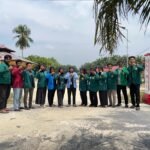 Warna Baru Gapura Desa Teluk Merbau: Semangat Anak KKN Menghidupkan Simbol Kebersamaan