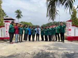 Warna Baru Gapura Desa Teluk Merbau: Semangat Anak KKN Menghidupkan Simbol Kebersamaan