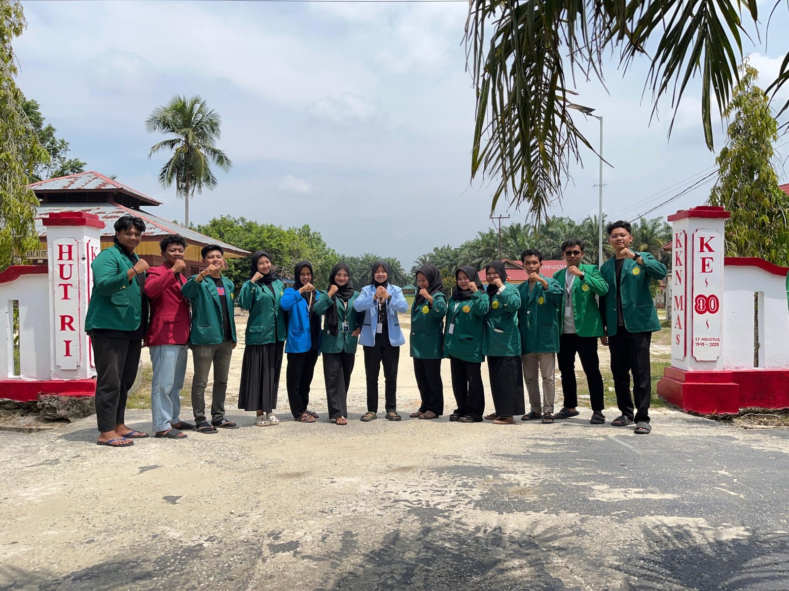 Warna Baru Gapura Desa Teluk Merbau: Semangat Anak KKN Menghidupkan Simbol Kebersamaan