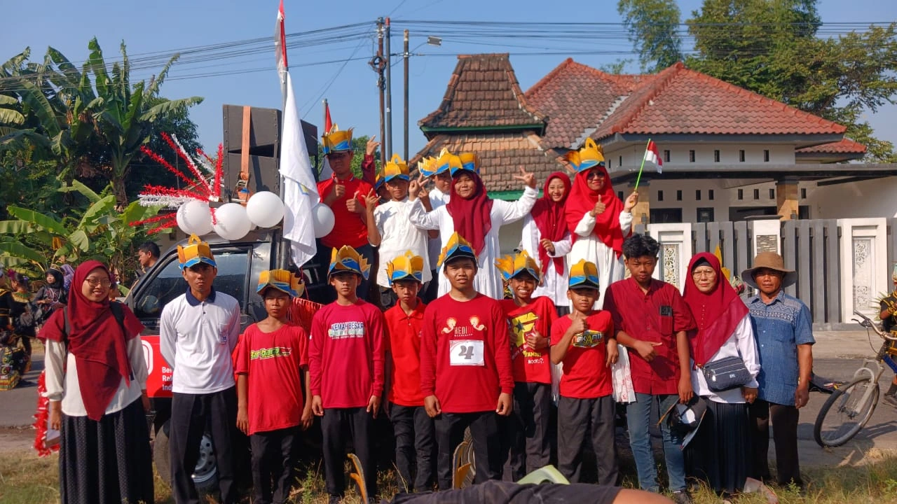 Semarak HUT ke-80 RI, MTs Muhammadiyah 1 Pare Meriahkan Karnaval Desa Sumberbendo