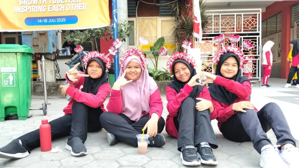 Siswa Spemutu Gresik Kenakan Pernak-Pernik Unik untuk Semarakkan Lomba Agustusan