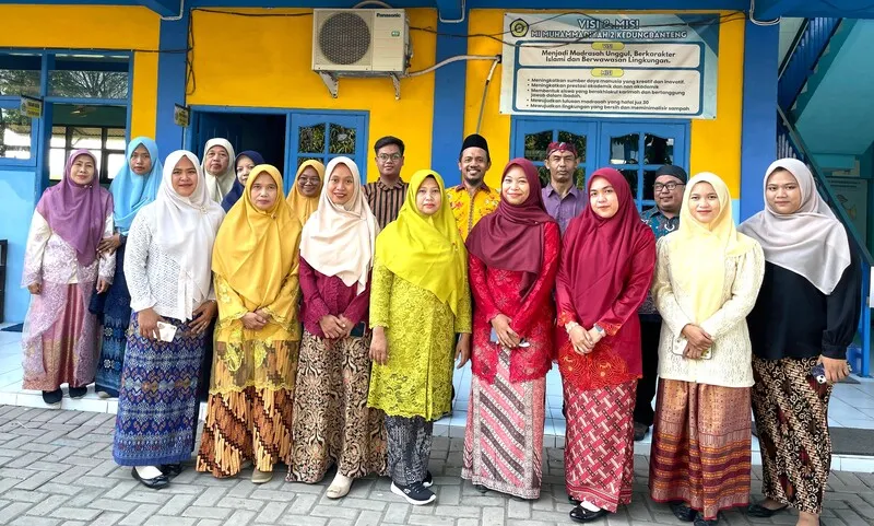 Kenakan Busana Adat, Guru MI Muhammadiyah 2 Kedungbanteng Jadi Petugas Upacara HUT ke-80 RI