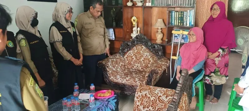 Meski Kegiatan Padat, Tim I-Gen Q SD Musix Tetap Sempatkan Jenguk Teman yang Sakit