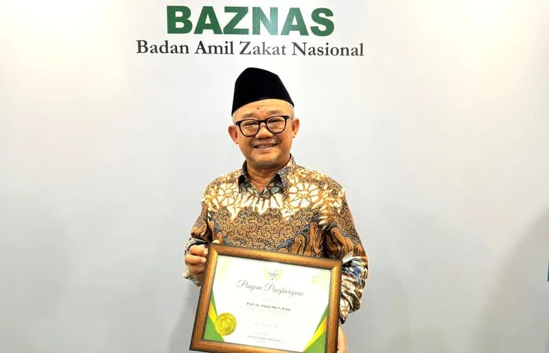 Mendikdasmen Abdul Mu’ti Terima Penghargaan sebagai Menteri Pendukung Gerakan Zakat