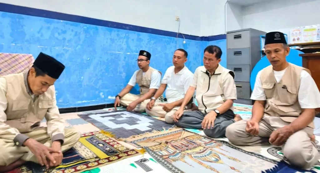 SD Mugres Kampus B Gelar Shalat Maghrib Berjamaah Bersama Juri LLSMMS