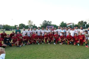 Saat Rektor Turun ke Lapangan: Tawa dan Gol Warnai Laga Persahabatan UM Surabaya vs UMY