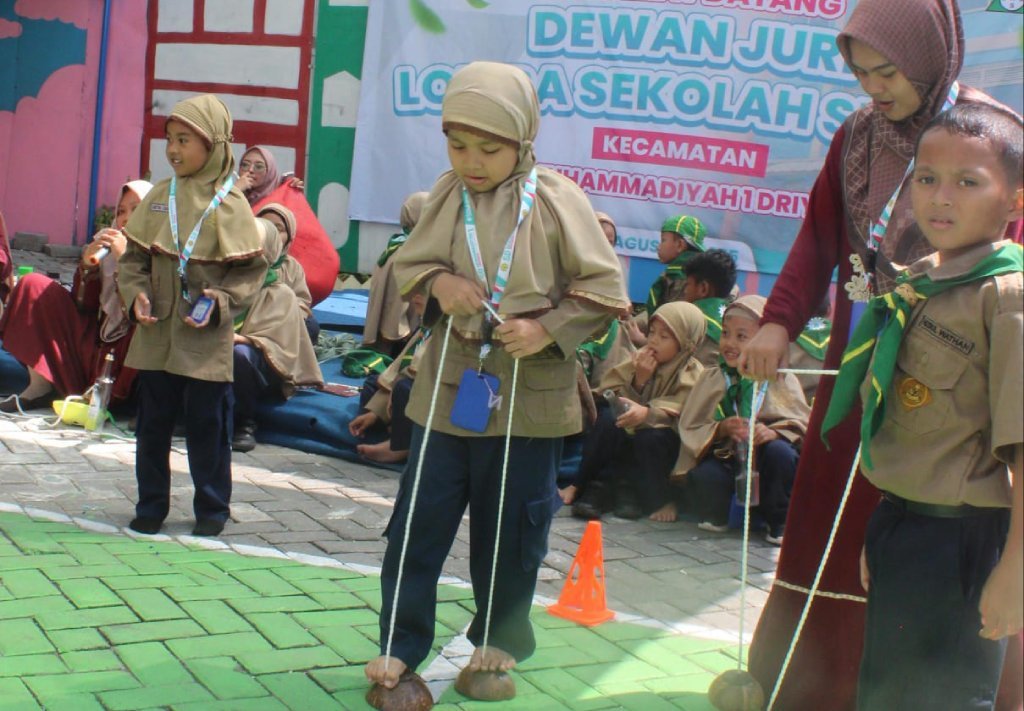 Serunya Siswa SD Mudri Adu Cepat di Lomba Egrang Batok Kelapa