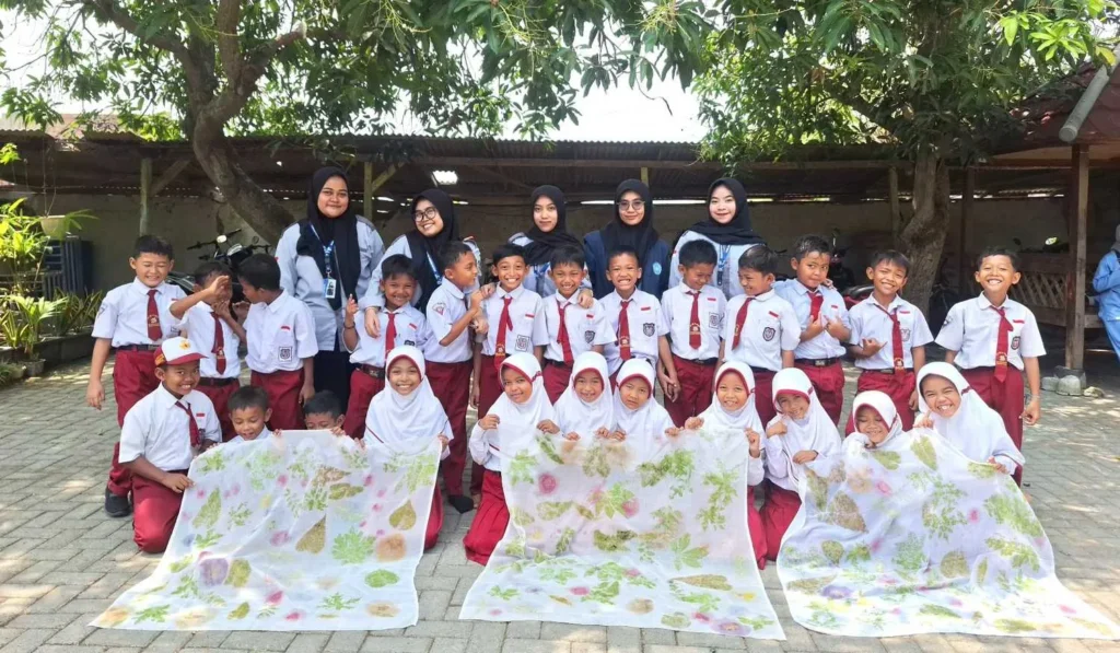 Mahasiswa KKN UMG Ajak Siswa Berkreasi lewat Ecoprint Daun