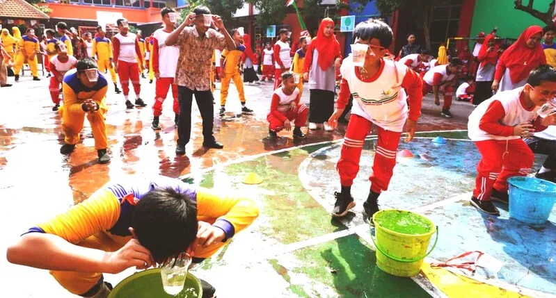 Estafet Gelas Tumpah Meriahkan Lomba HUT ke-80 RI di SD Mugres
