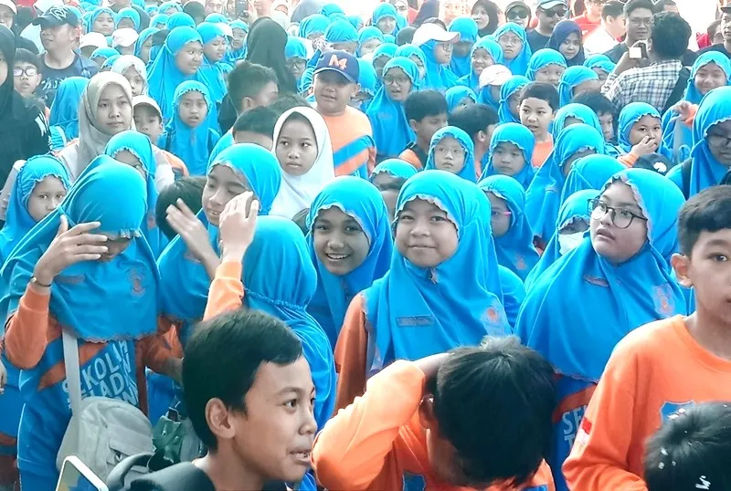 Wakil Ketua PWM Jatim Lepas Ribuan Peserta Jalan Sehat HUT ke-80 RI di SD Mudipat