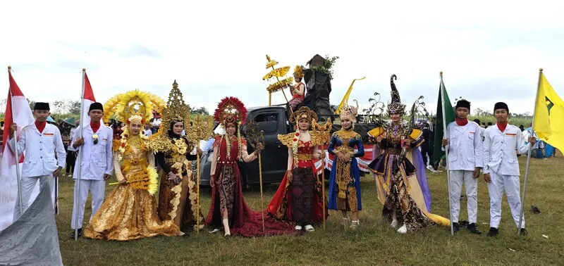 SMK Muhammadiyah 10 Mantup Unjuk Kreativitas di Karnaval HUT ke-80 RI
