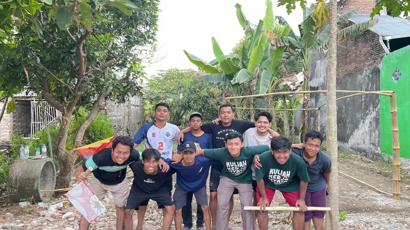 Dukung Swasembada Pangan, Mahasiswa KKN UM Surabaya Rintis Hidroponik di Mojoduwur