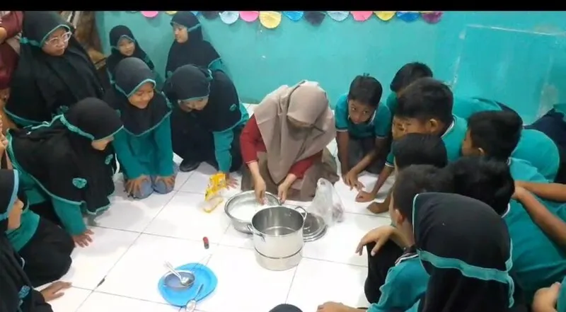 Gali Kearifan Lokal, Siswa SD Mumtaz Belajar Membuat Klepon