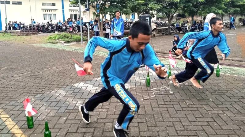 Lomba Pindah Bendera Semarakkan Agustusan di SMK Muda Genteng