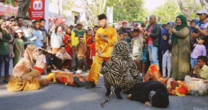 Pencak Macan Mentari Budaya SD Mugres Guncang Karnaval HUT ke-80 RI
