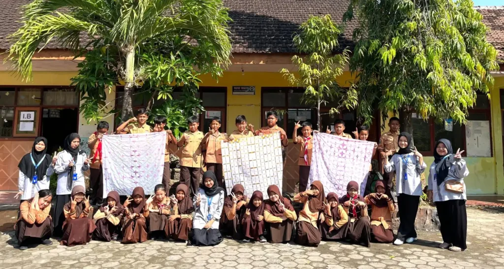 Kenalkan Budaya Lokal, Mahasiswa KKN UMG Ajak Siswa SDN 119 Gresik Membuat Batik Jumputan