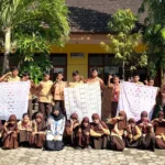 Kenalkan Budaya Lokal, Mahasiswa KKN UMG Ajak Siswa SDN 119 Gresik Membuat Batik Jumputan