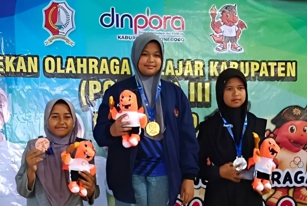 Siswa MTs Muga Sumberrejo Sabet Dua Medali Emas di Porkab Bojonegoro 2025