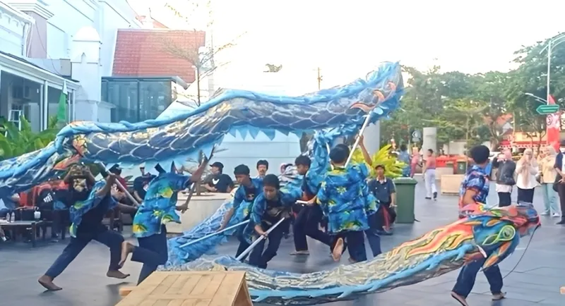 Tarian Liang Liong MTs Muhammadiyah 19 Surabaya Pukau Pengunjung Art Exhibition Perupa Jawa Timur