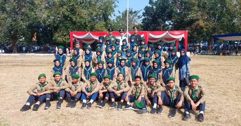 Penampilan Memukau Padus Nada Swara SMP Muhammadiyah 7 Cerme Semarakkan Upacara HUT ke-80 RI