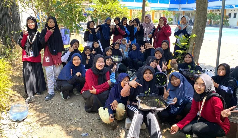 KKN-T Umsida Kembangkan Ketahanan Pangan Berbasis Pesantren di MBS Porong