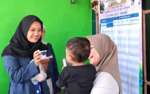 Mahasiswa KKN UMG Beri PMT Puding Bunga Telang dan Edukasi Herbal di Posyandu Prambon