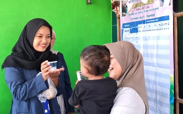 Mahasiswa KKN UMG Beri PMT Puding Bunga Telang dan Edukasi Herbal di Posyandu Prambon