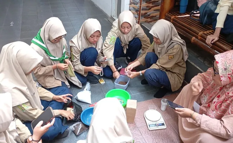 Belajar PKWU Jadi Seru, Siswa Smamsa Praktik Membuat Sabun Sendiri