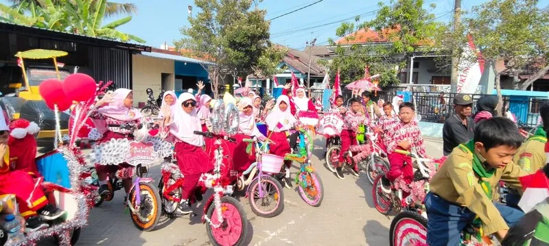 Siswa SDM 2 Babat Pamer Kostum Warna-warni hingga Sepeda Hias Unik di HUT ke-80 RI