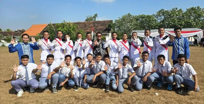 10 Siswa SMAMUSIX Karangasem Bertugas sebagai Paskibra HUT RI ke-80 di Paciran