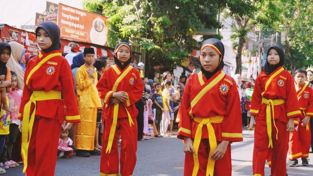 Tapak Suci SD Mugres Suguhkan Solo Kreatif di Karnaval Kemerdekaan