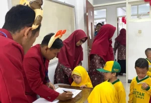 Mahasiswa KKN-T Umsida Bantu Pemeriksaan Kesehatan 239 Siswa TK ABA se-Candi