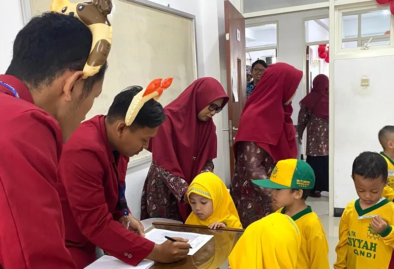 Mahasiswa KKN-T Umsida Bantu Pemeriksaan Kesehatan 239 Siswa TK ABA se-Candi