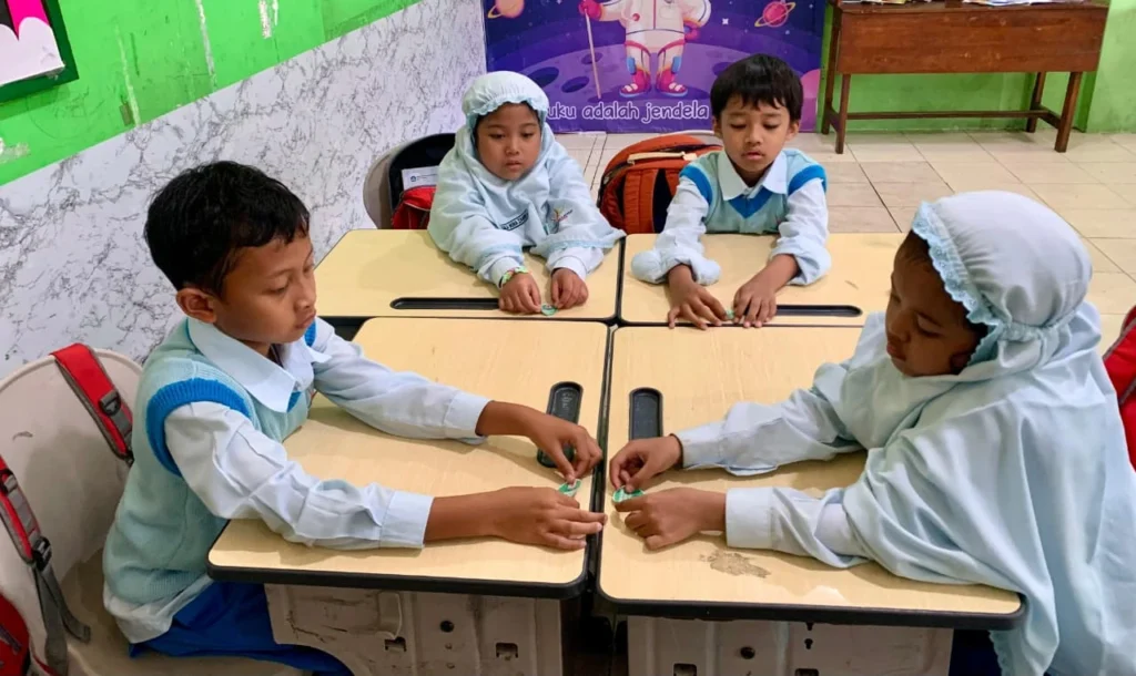 Begini Cara Detektif Cilik SD Mugres Belajar Mengenal Sampah dan Menjaga Kebersihan Sekolah