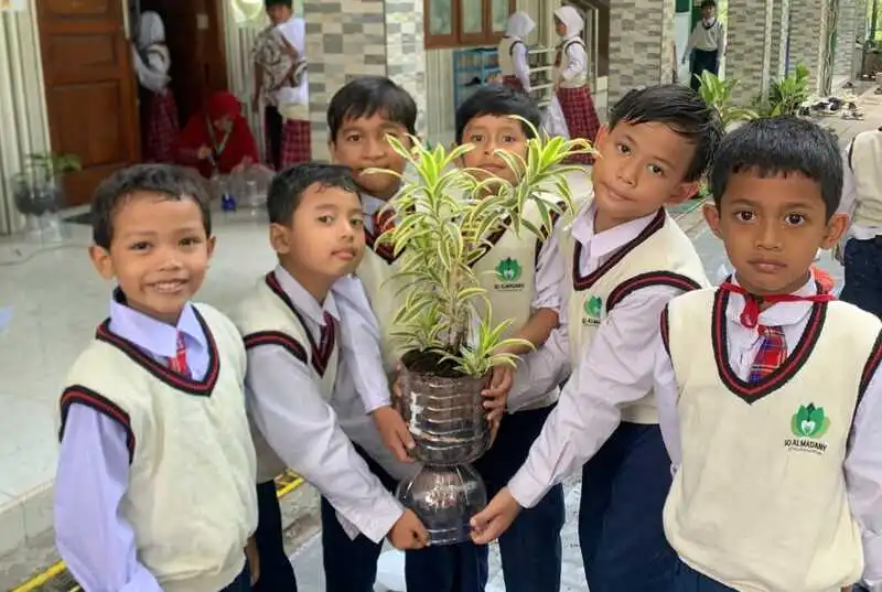 Cilukba: Siswa SD Almadany Sulap Galon Bekas Jadi Pot Tanaman Menarik