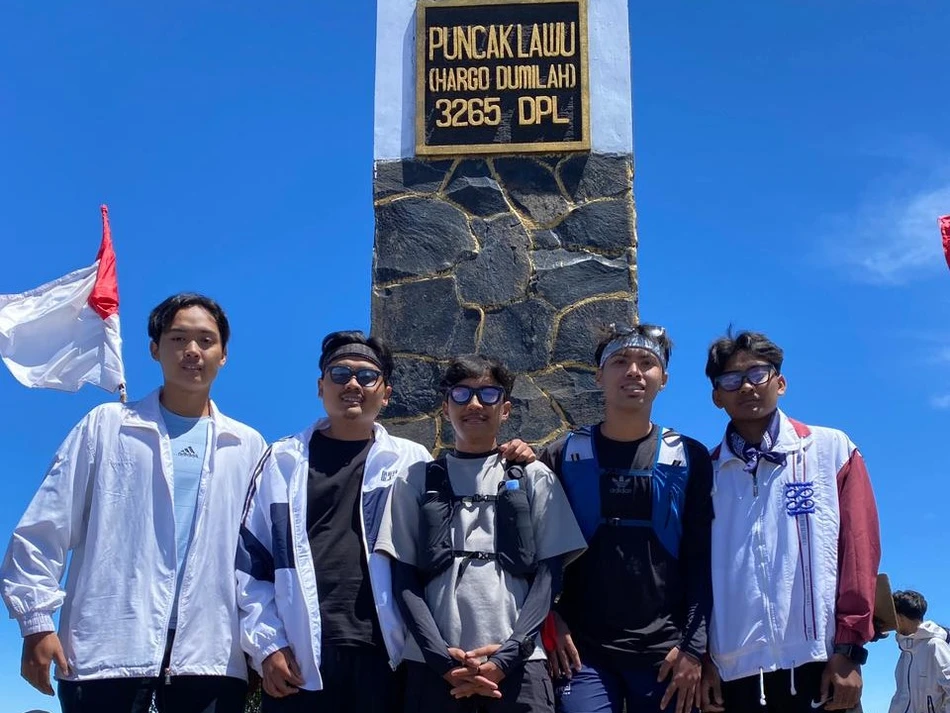 Dari Ruang Sidang ke Alam Lawu, Mahasiswa UMM Temukan Makna Hukum dan Kehidupan