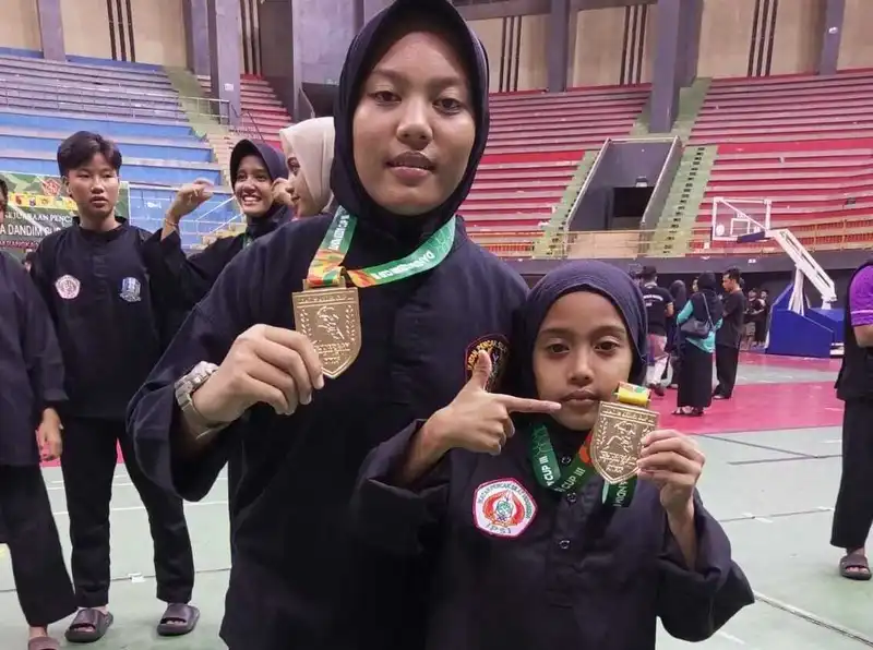 Dari sebelah kiri Arsya kelas VID, dan Achiera kelas IIB berfoto di Kejuaraan Pencak Silat Piala Dandim Cup III tahun 2025 (Istimewa/PWMU.CO)