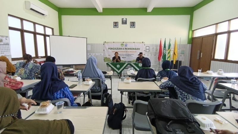 Guru dan Karyawan SD Almadany Dibekali Keutamaan Membaca Al-Qur’an