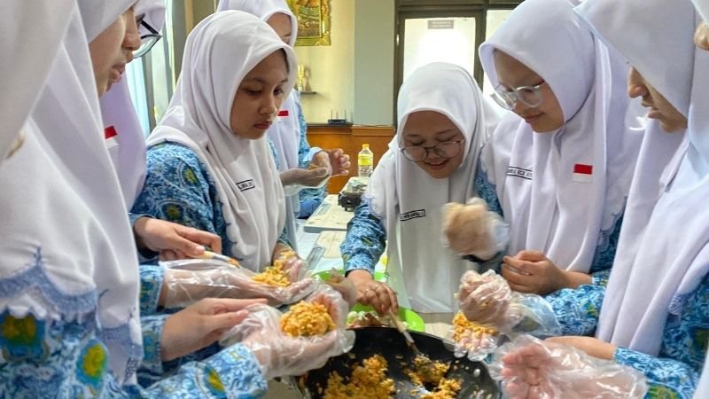 Keputrian Smamda: Serunya Belajar Masak Bola-Bola Telur Puyuh