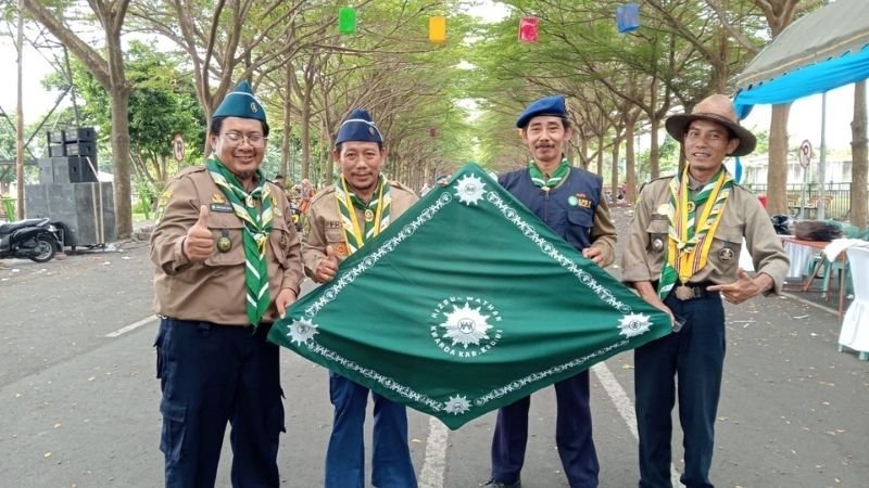 Ketua Kwarwil HW Jatim Terima Cinderamata Spesial di Even Pelantikan Kwarda Kabupaten Kediri