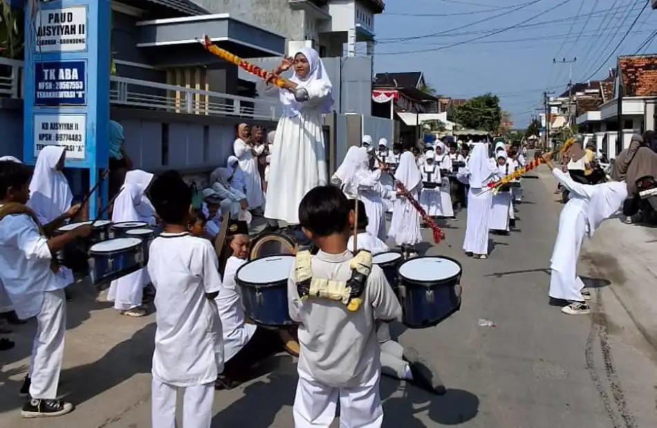 Drumband MI MULA Meriahkan Pawai Ta’aruf Maulid Nabi di Labuhan