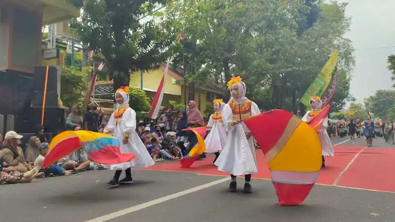 Drumband Surya Bahana Mimsapa Guncang Pare Kirab Kemerdekaan