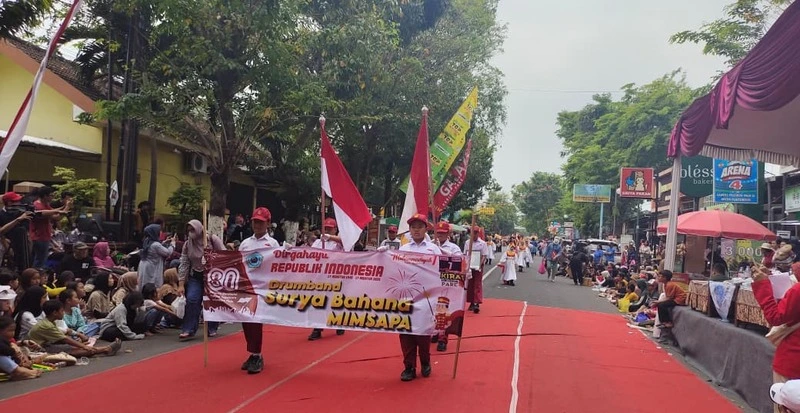 Drumband Surya Bahana Mimsapa Guncang Pare Kirab Kemerdekaan