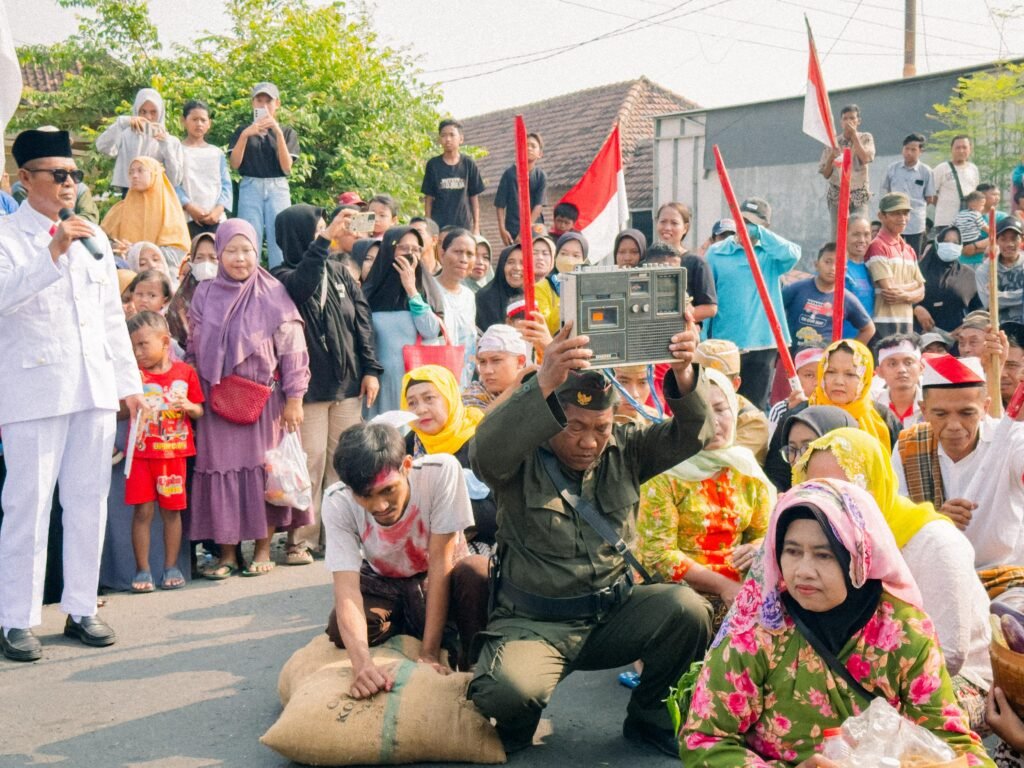 Mahasiswa KKNT Umsida Dokumentasikan Karnaval Budaya Desa Jiken