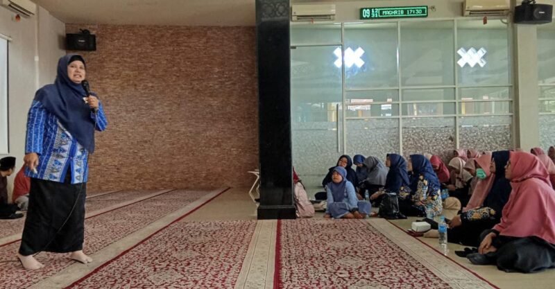 Kepala Smamuga Hartatik SPd Paparkan Capaian Sekolah di Hadapan PCM Tulangan