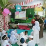 Dua Guru SD Mumtaz Mendongeng Serentak, Bawa Boneka Aisyah dan Yunana ke Dua TK