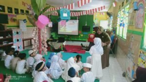 Dua Guru SD Mumtaz Mendongeng Serentak, Bawa Boneka Aisyah dan Yunana ke Dua TK