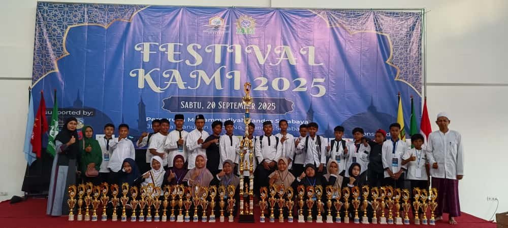 SMP Maju 27 Sakti Paciran Gondol Piala 2 Meter dan Borong 40 Juara di Festival KAMI 2025