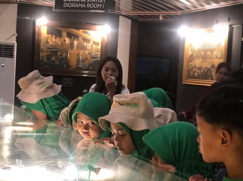Siswa Kelas Dua Sekolah Ini Belajar Sejarah Langsung di Museum 10 November Surabaya