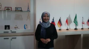 Kisah Menyentuh Maneerat Buntem: Mahasiswi 56 Tahun yang Menapaki Jalur Ilmu di UMSurabaya